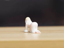 Load image into Gallery viewer, 1:24 Painted Figure Model Miniature Resin Diorama Sand Creeping ghost Woman
