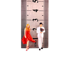 Load image into Gallery viewer, 1:64 Painted Figure Model Miniature Resin Diorama Proposing Man Pretty Woman