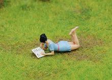 Load image into Gallery viewer, 1:64 Painted Figure Model Miniature Resin Diorama Outdoor Picnic Camping Reading Collection