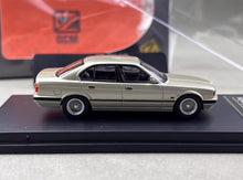 Load image into Gallery viewer, DCM 1:64 Gold E34 5-Series Sedan Classic Sports Model Diecast Metal Car New Collection