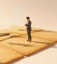 Load image into Gallery viewer, 1:64 Painted Figure Model Miniature Resin Diorama Interview Scenario Reporter