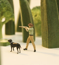 Load image into Gallery viewer, 1:64 Painted Figure Model Miniature Resin Diorama Sand Hunting Scene Hunter Dog
