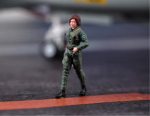 Load image into Gallery viewer, 1:24 Painted Figure Model Miniature Resin Diorama Sand Woman Pilot Captain