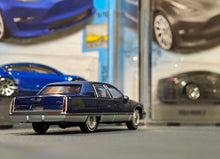 Load image into Gallery viewer, GOC 1:64 Blue Fleetwood Naiska Garage Classic Model Diecast Metal Car New Collection