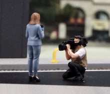 Load image into Gallery viewer, 1:64 Painted Figure Model Miniature Resin Diorama Sand Journalist Interview Set