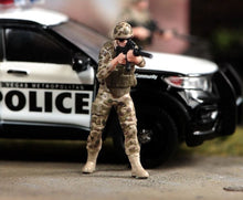 Load image into Gallery viewer, 1:64 Painted Figure Model Miniature Resin Diorama Sand Five Pieces Set Policeman New