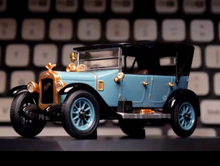 Load image into Gallery viewer, 1:43 Austin Vintage Classic Model Diecast Metal Car
