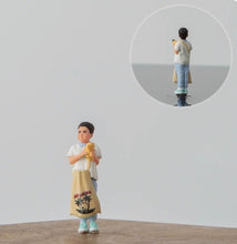Load image into Gallery viewer, 1:64 Painted Figure Model Miniature Resin Diorama Street Shopping People Set