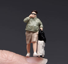 Load image into Gallery viewer, 1:64 Painted Figure Model Miniature Resin Sand Diorama Man Suitcase Passenger
