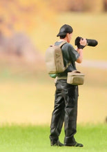 Load image into Gallery viewer, 1:64 Painted Figure Model Miniature Resin Diorama Sand Photographer Cameraman