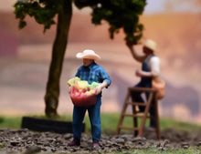 Load image into Gallery viewer, 1:64 Painted Figure Model Miniature Resin Diorama Toy Sand Farmers Family Set