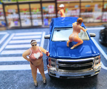 Load image into Gallery viewer, 1:64 Painted Figure Mini Model Miniature Resin Diorama Sexy Car Wash Girl Lady