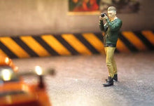 Load image into Gallery viewer, 1:64 Painted Figure Mini Model Miniature Resin Diorama Sand Photographer Man Toy
