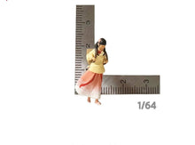 Load image into Gallery viewer, 1:64 Painted Figure Mini Model Miniature Resin Diorama Sand Basket Girl Ancient