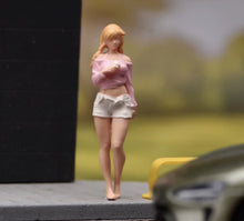 Load image into Gallery viewer, 1:64 Painted Figure Model Miniature Resin Diorama Sand Toy Pretty Blond Girl