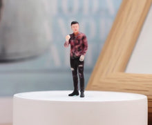 Load image into Gallery viewer, 1:64 Painted Figure Model Miniature Resin Diorama Toy Beauty Lady Cool Man Sand