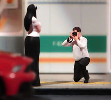 Load image into Gallery viewer, 1:64 Painted Figure Model Miniature Resin Diorama Sand Camera Man Photographer New Collection