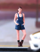 Load image into Gallery viewer, 1:64 Painted Figure Model Miniature Resin Diorama Sand Girl Lady Pretty Friends