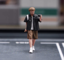 Load image into Gallery viewer, 1:64 Painted Figure Model Miniature Resin Sand Diorama Backpack Man Shooting