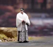 Load image into Gallery viewer, 1:64 Painted Figure Model Miniature Resin Sand Kimono Style Couple Man Woman