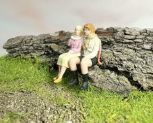 Load image into Gallery viewer, 1:64 Painted Figure Mini Model Miniature Resin Diorama Sand Toy Lovers Couple