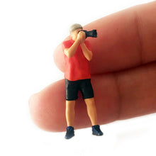 Load image into Gallery viewer, 1:64 Painted Figure Mini Model Miniature Resin Diorama Street Shooting Model