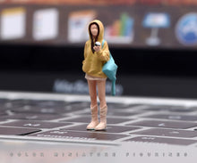 Load image into Gallery viewer, 1:24 Painted Figure Model Miniature Resin Diorama Sand Pretty Girl Yellow Hoodie