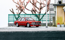 Load image into Gallery viewer, SW 1:64 Red E24 635 CSI Couple Classic Sports Model Diecast Metal Car New