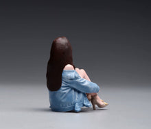Load image into Gallery viewer, 1:24 Painted Figure Model Miniature Resin Diorama Sitting Sexy Woman Beauty Girl