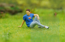 Load image into Gallery viewer, 1:64 Painted Figure Model Miniature Resin Diorama Outdoor Picnic Camping Reading Collection