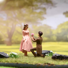 Load image into Gallery viewer, 1:24 Painted Figure Model Miniature Resin Diorama Sand Proposal Couple Wedding