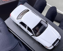 Load image into Gallery viewer, Rollin 1:64 White CV CROWN VICTORIA Police Model Diecast Metal Car New Collection