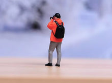 Load image into Gallery viewer, 1:64 Painted Figure Model Miniature Resin Diorama Sand Camera Man Photographer