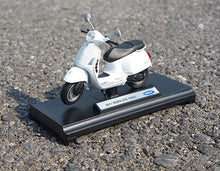 Load image into Gallery viewer, WELLY 1:18 2017 GTS 125CC Sports Classic Model Diecast Metal Motorcycle