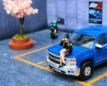 Load image into Gallery viewer, 1:64 Painted Figure Mini Model Miniature Resin Diorama Sand Trendy Fashion Girl