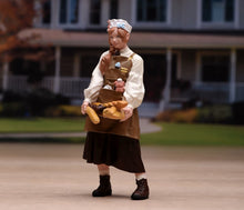 Load image into Gallery viewer, 1:24 Painted Figure Model Miniature Resin Diorama Baking Couple Lady Man Set