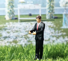 Load image into Gallery viewer, 1:64 Painted Figure Mini Model Miniature Resin Diorama Set Wedding Couple Sand