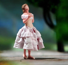 Load image into Gallery viewer, 1:64 Painted Figure Model Miniature Resin Diorama Sand Singing Dance Girl Beauty Collection
