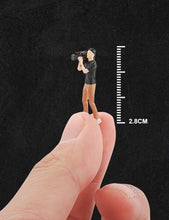 Load image into Gallery viewer, 1:64 Painted Figure Mini Model Miniature Resin Diorama Reporter Video Journalist