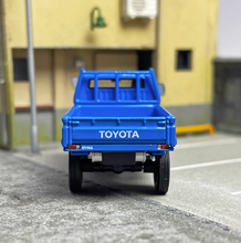 Load image into Gallery viewer, Master 1:64 Dyna Pickup Truck Model Diecast Metal Car Box