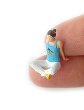 Load image into Gallery viewer, 1:64 Painted Figure Mini Model Miniature Resin Diorama Stargazing Camping Family