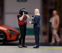 Load image into Gallery viewer, 1:64 Painted Figure Model Miniature Resin Diorama street interview Host Camera