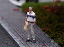 Load image into Gallery viewer, 1:64 Painted Figure Model Miniature Resin Diorama Toy Sand Casual Man Standing