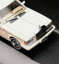 Load image into Gallery viewer, GFCC 1:64 White 1998 Silver Spur Park Ward Luxury Model Diecast Metal Car New Collection