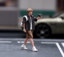 Load image into Gallery viewer, 1:64 Painted Figure Model Miniature Resin Sand Diorama Backpack Man Shooting