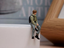 Load image into Gallery viewer, 1:64 Painted Figure Model Miniature Resin Diorama Toy Sand Photographer Cool Man