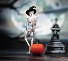 Load image into Gallery viewer, 1:64 Painted Figure Model Miniature Resin Diorama Toy Sand White Skull Hat