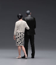 Load image into Gallery viewer, 1:24 Painted Figure Model Miniature Resin Diorama Sand Aged Couple Husband Wife