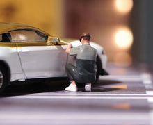 Load image into Gallery viewer, 1:64 Painted Figure Model Miniature Resin Diorama Sand Car Polishing Worker Man Collection