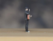 Load image into Gallery viewer, 1:64 Painted Figure Model Miniature Resin Diorama Sand Man Boy With Guitar Sing